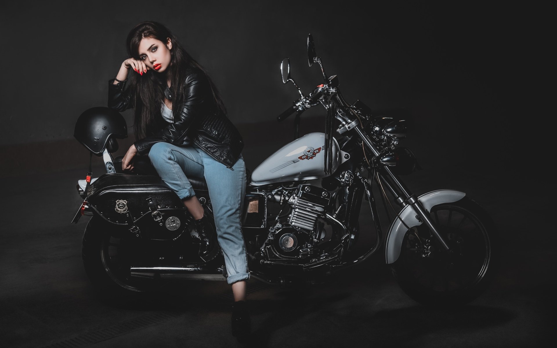 Biker girls: style and drive brings the glow — live moments in Delhi