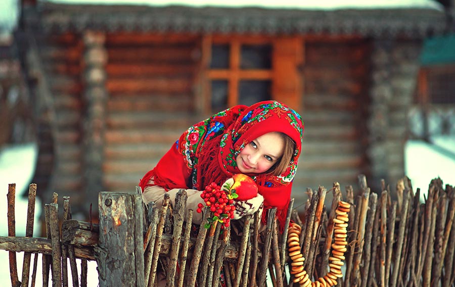 Sexy girl Women in Slavic costumes in Delhi