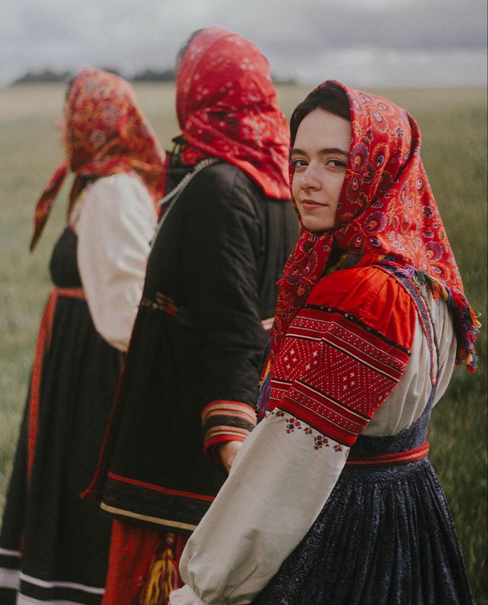 Women in Slavic costumes’s look of the day — catch her live in Delhi