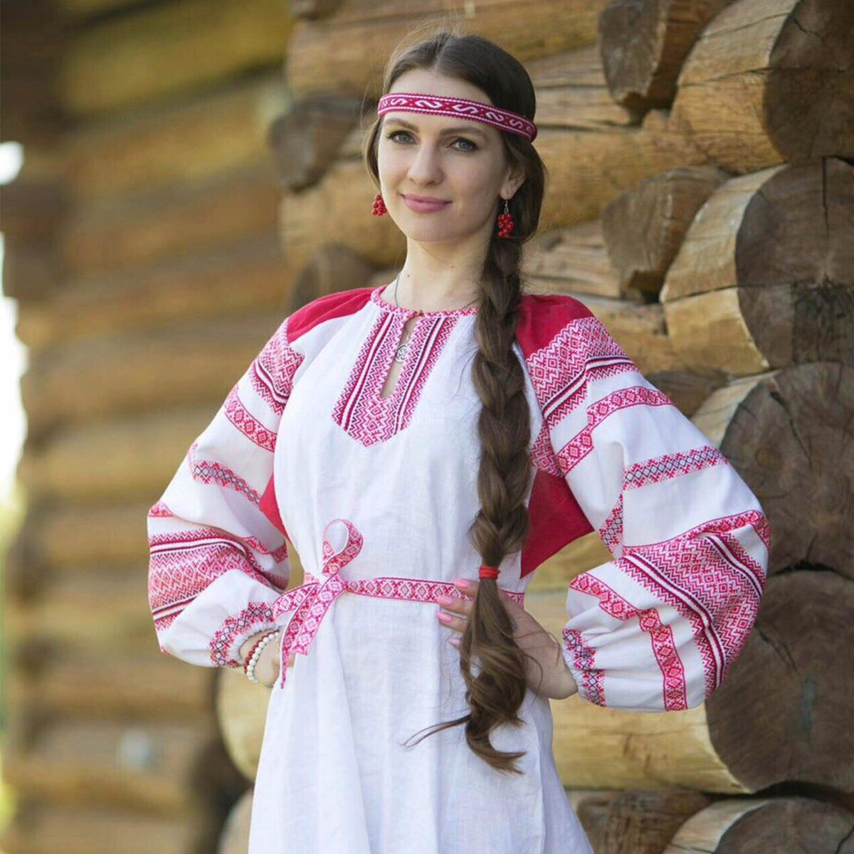 Girls in Slavic costumes brings the glow — live moments in Delhi