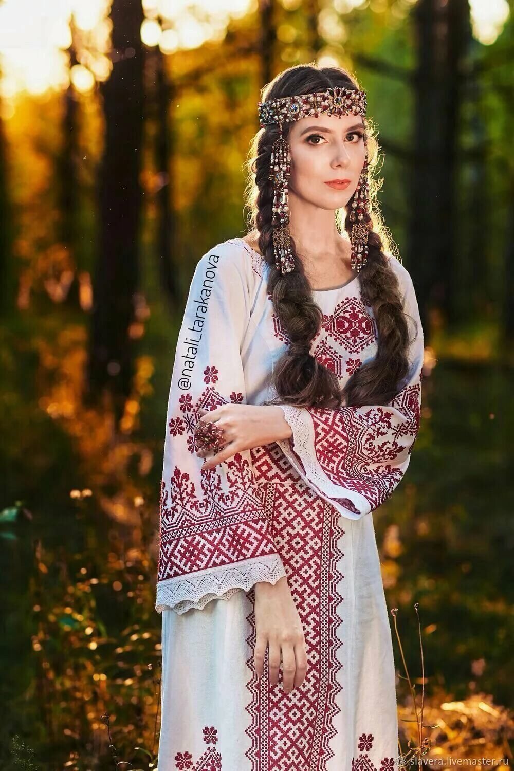 Girls in Slavic costumes in Delhi — step in, relax, and chat live